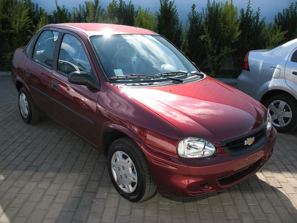 Chevrolet Corsa Sedan vinho de quatro portas, visto de três quartos dianteiro