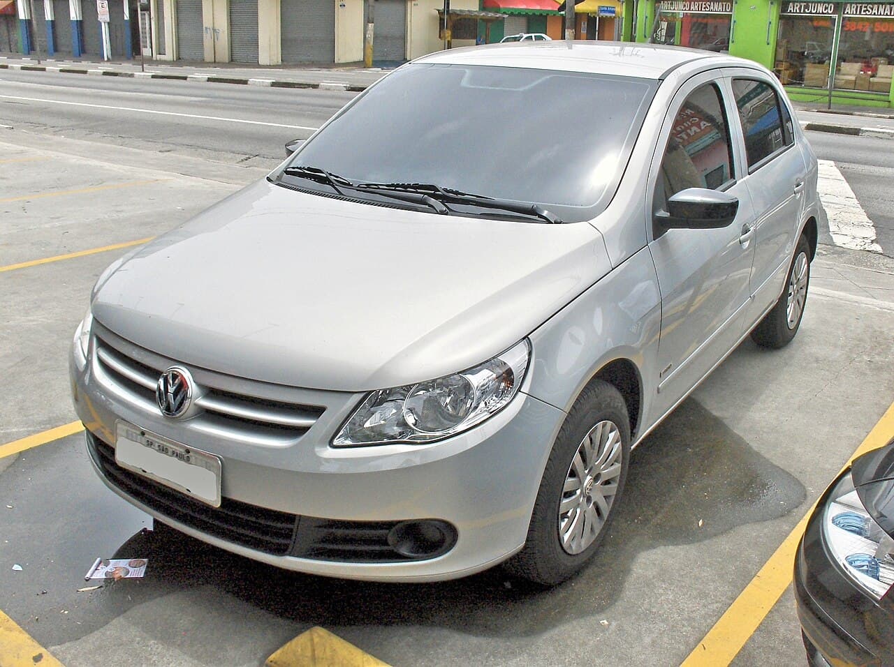 Volkswagen Gol G5 prata de cinco portas, visto de três quartos dianteiro