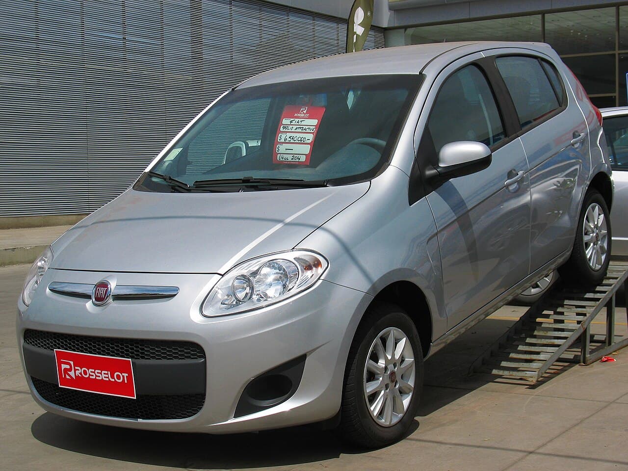 Fiat Palio Attractive prata de cinco portas, visto de três quartos dianteiro
